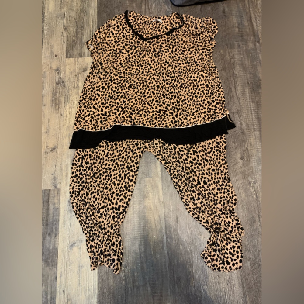 ⭐️  5/$20 Secret Treasures Pj set